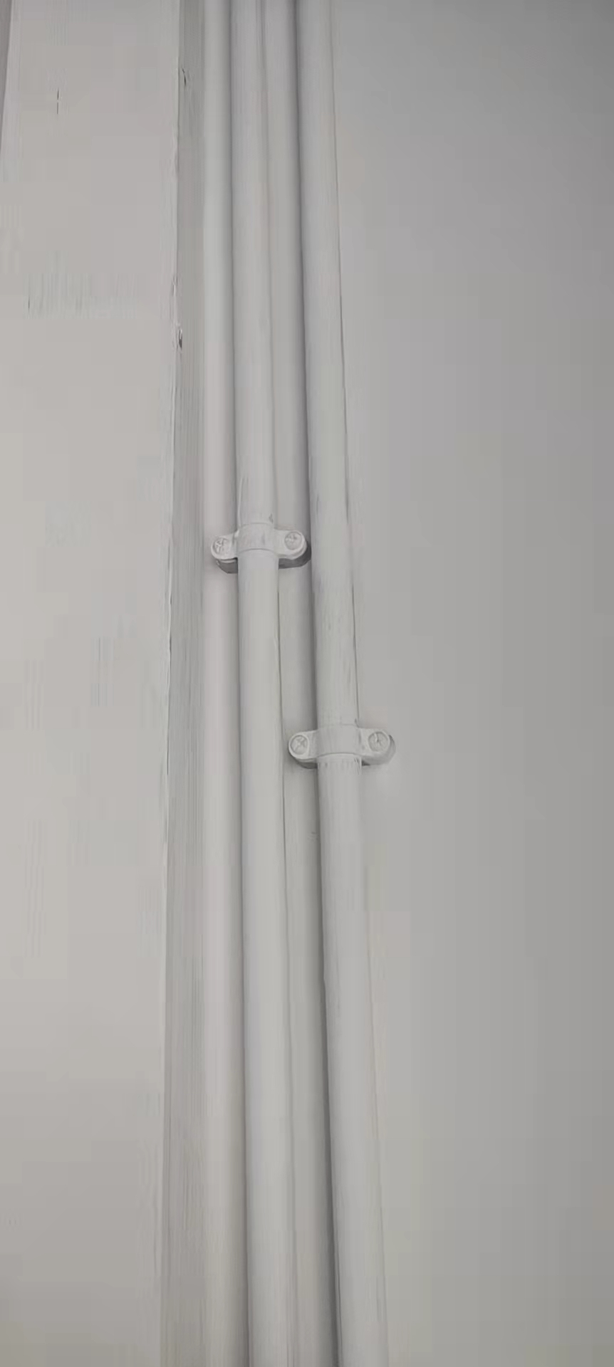 沿墙明装配管的卡子  实物图