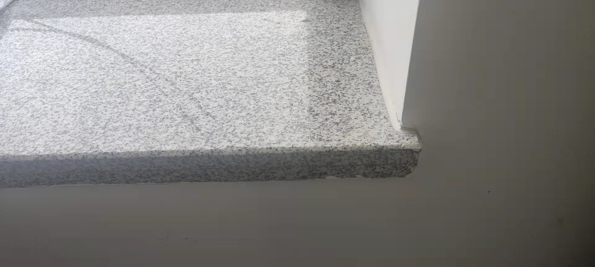 室内窗台板一般凸出 内墙面 多少公分？