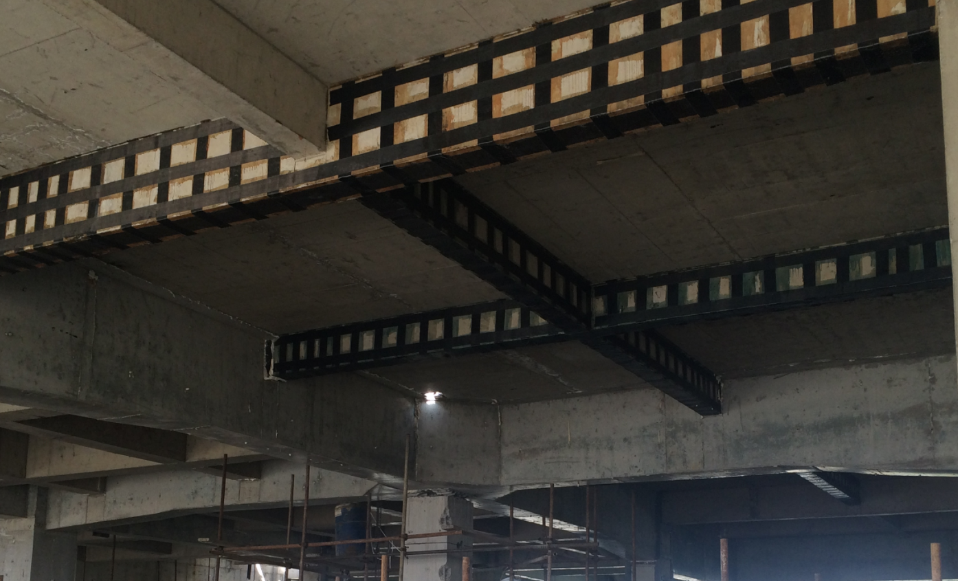 结构加固 之   梁加固   混凝土梁粘贴碳纤维布  施工现场