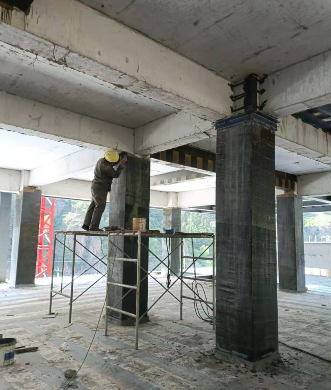 结构加固 之  柱加固  混凝土柱粘贴碳纤维布 现场工艺 现场图片